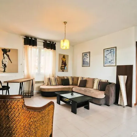 Belle Maison Avec Piscine à 8 Mn à Pieds De La *